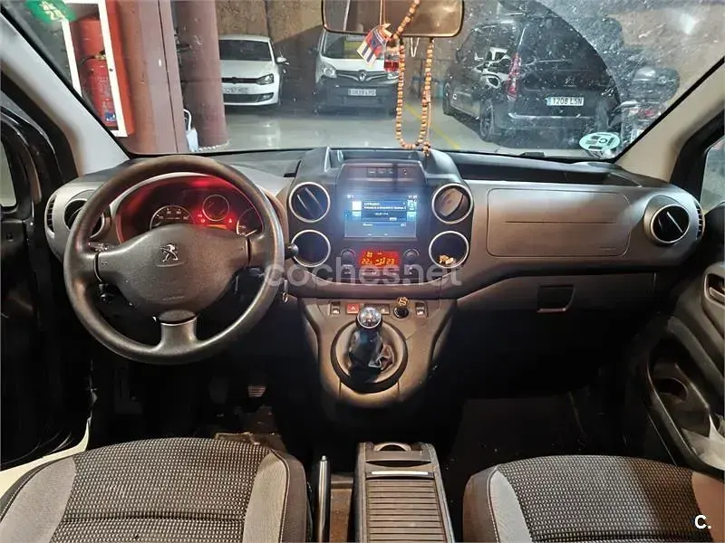 Usado Peugeot Partner Tepee Outdoor 110 CV (80 kW) 2018 Gris / plata Monovolumen