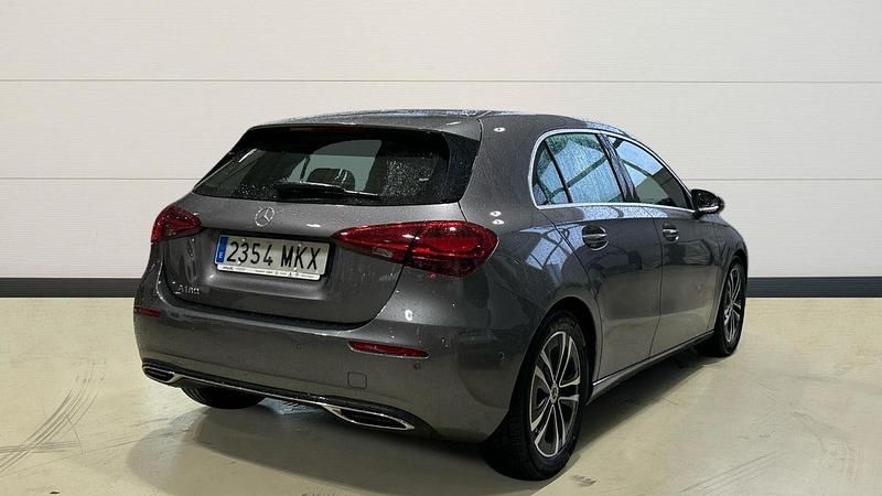 Usado Mercedes A180 136 CV (100 kW) 2023 Gris Utilitario