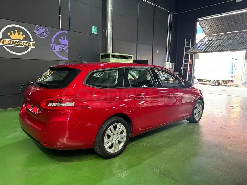 Usado Peugeot 308 SW Active 130 CV (95 kW) 2021 Granate Familiar