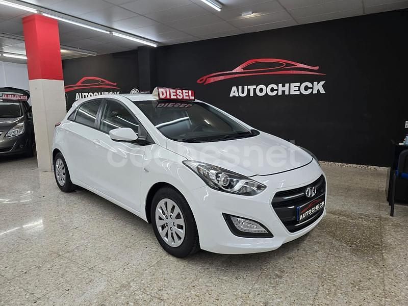 Usado Hyundai i30 90 CV (66 kW) 2016 Blanco Berlina