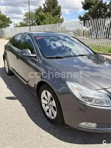 Usado Opel Insignia Edition 160 CV (117 kW) 2011 Gris / plata Berlina