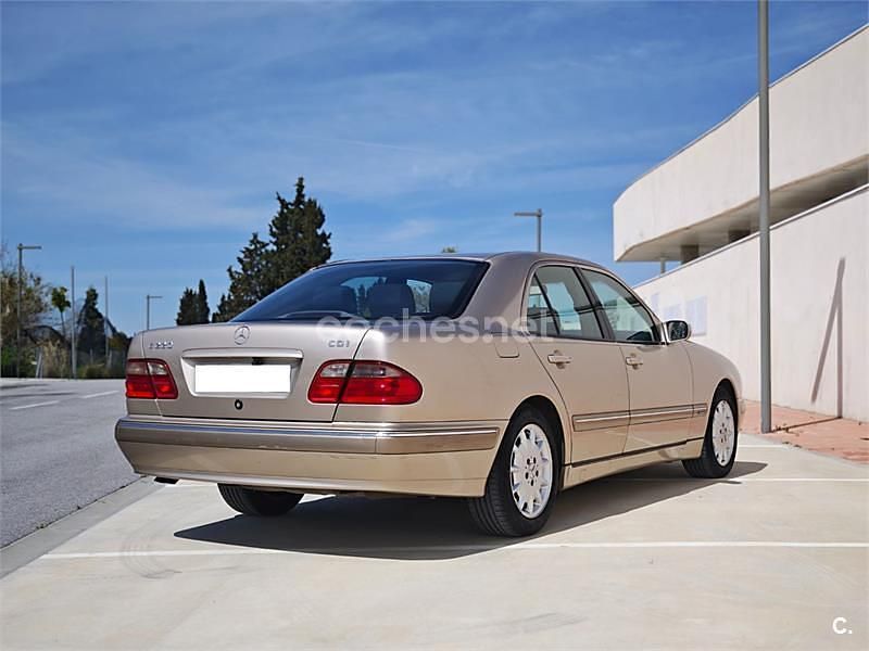 Usado Mercedes E220 Elegance 143 CV (105 kW) 2002 Beige Berlina