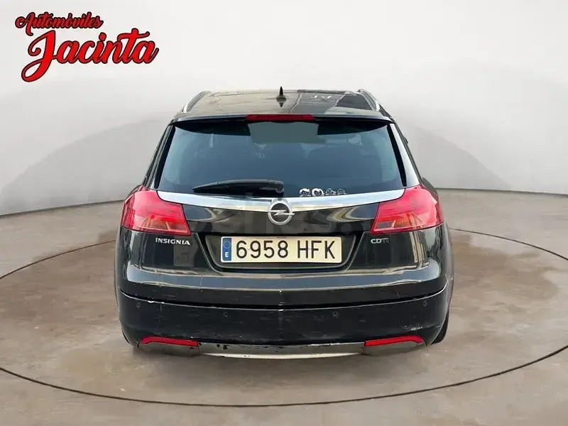 Usado Opel Insignia Cosmo 160 CV (117 kW) 2011 Negro Familiar