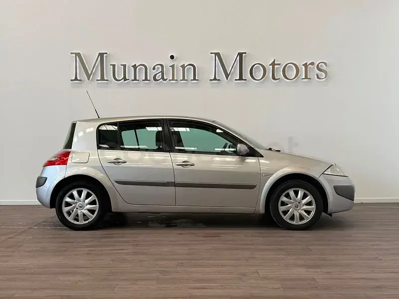Usado Renault Mégane II Dynamique 105 CV (77 kW) 2007 Gris / plata Berlina