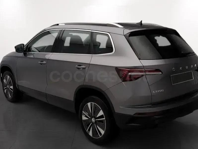 Usado Skoda Karoq SportLine 150 CV (110 kW) 2023 Gris / plata SUV