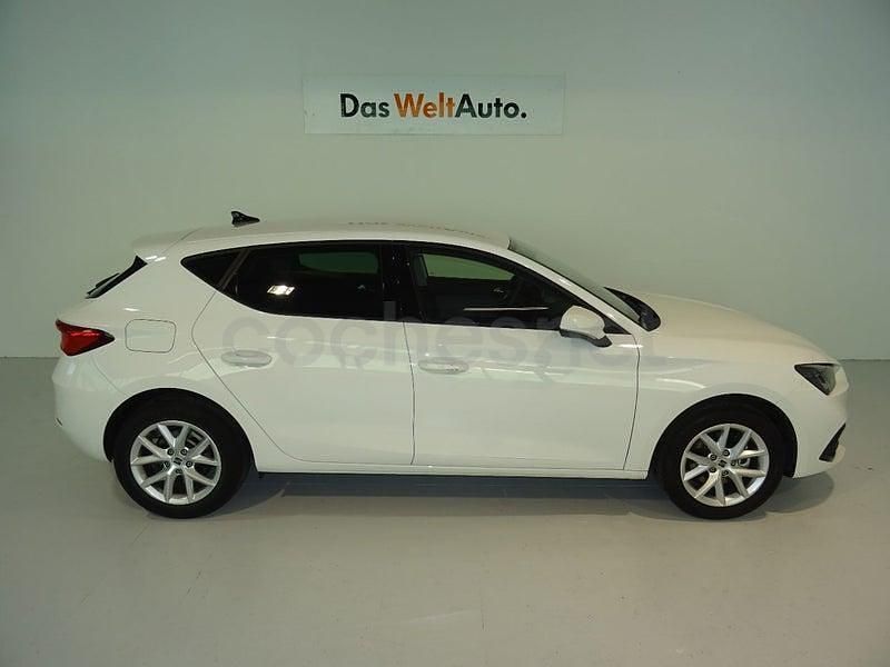 Usado Seat Leon Style 110 CV (80 kW) 2025 Blanco Berlina