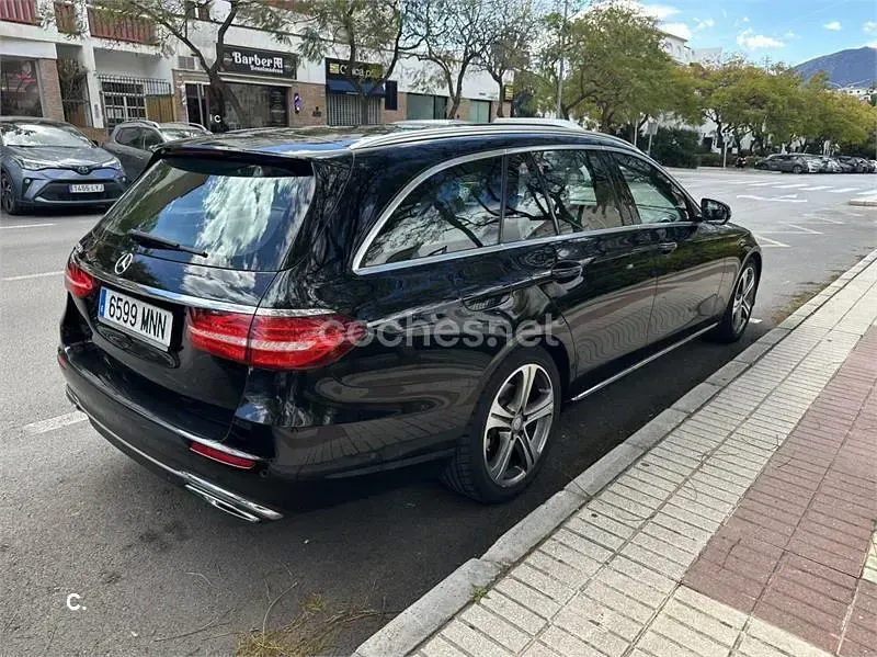 Usado Mercedes E220 194 CV (142 kW) 2017 Negro Familiar