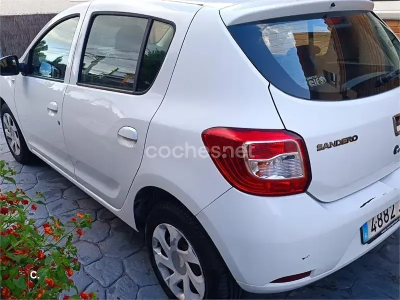 Usado Dacia Sandero Lauréate 75 CV (55 kW) 2015 Blanco Berlina