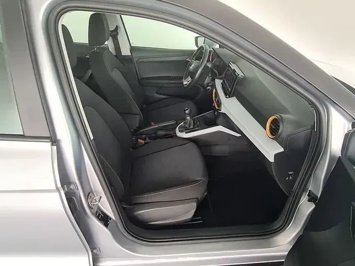 Usado Seat Arona Style 110 CV (80 kW) 2024 Gris plata SUV