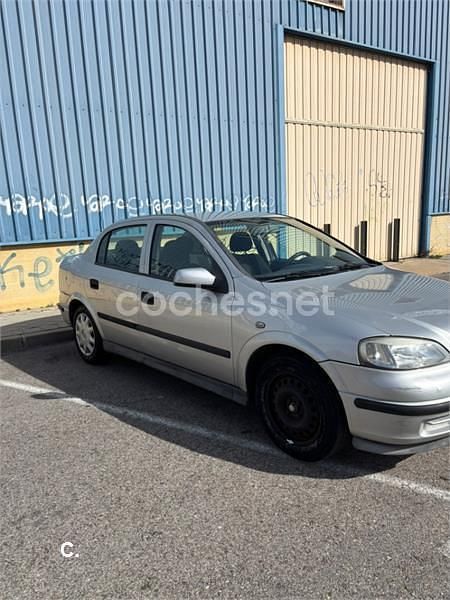 Usado Opel Astra Club 75 CV (55 kW) 2000 Gris / plata Berlina