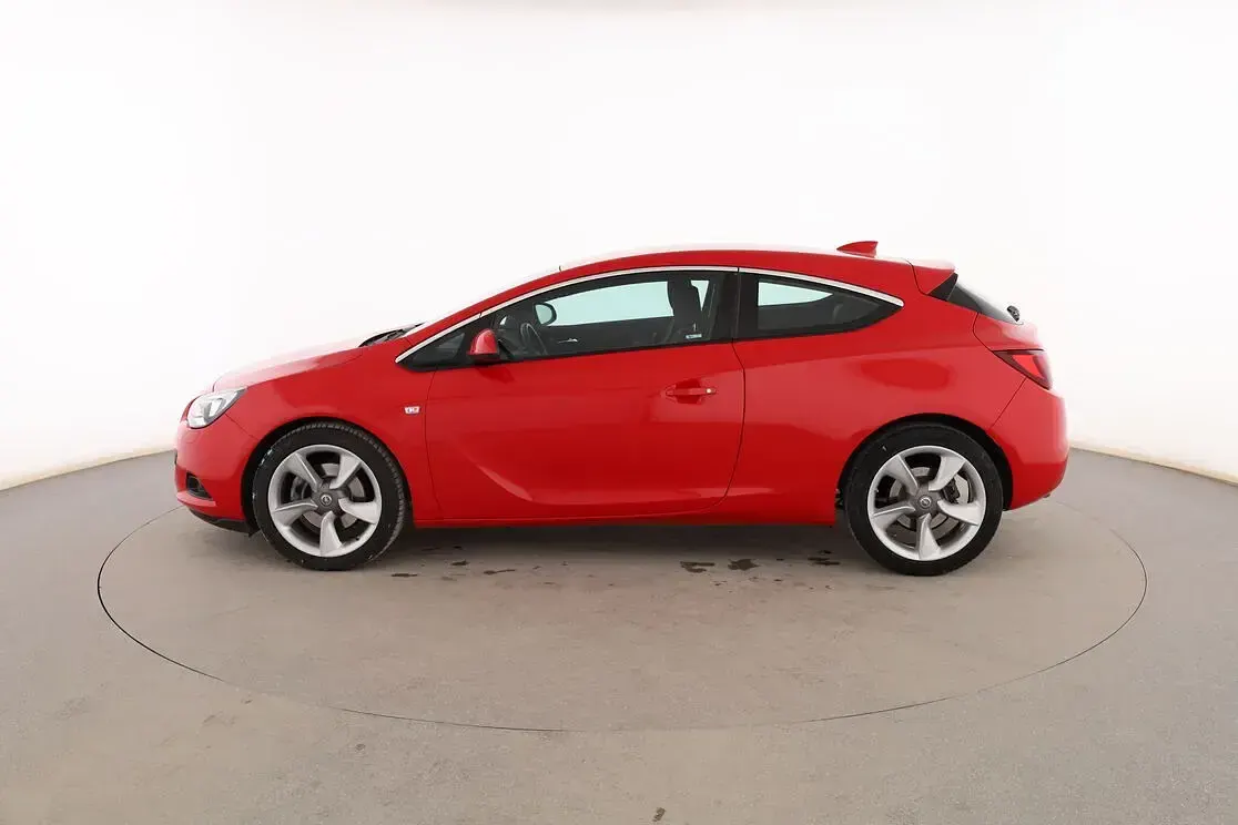 Usado Opel Astra GTC Sportive 140 CV (102 kW) 2016 Rojo Coupe
