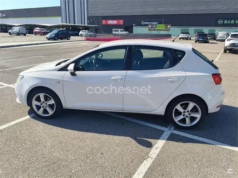 Usado Seat Ibiza Style 90 CV (66 kW) 2012 Blanco Berlina