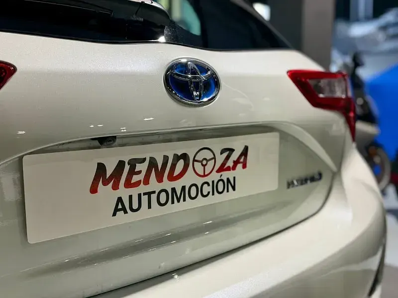 Usado Toyota Yaris Hybrid 100 CV (73 kW) 2018 Blanco Berlina