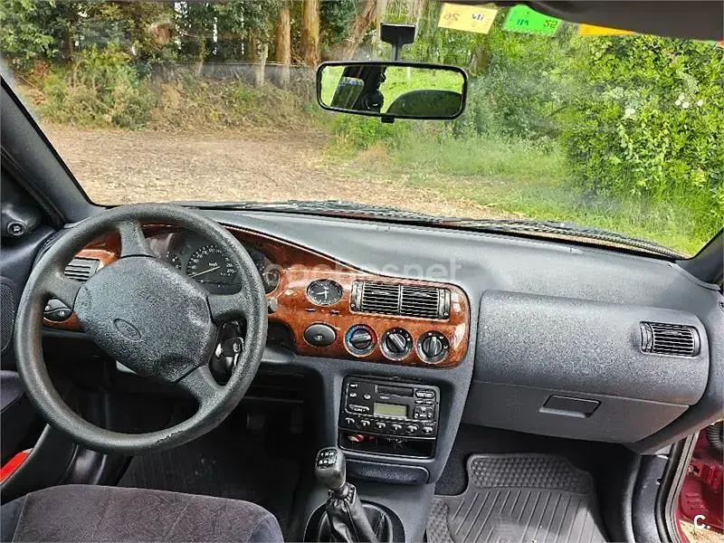 Usado Ford Escort Ghia 90 CV (66 kW) 1998 Granate Berlina