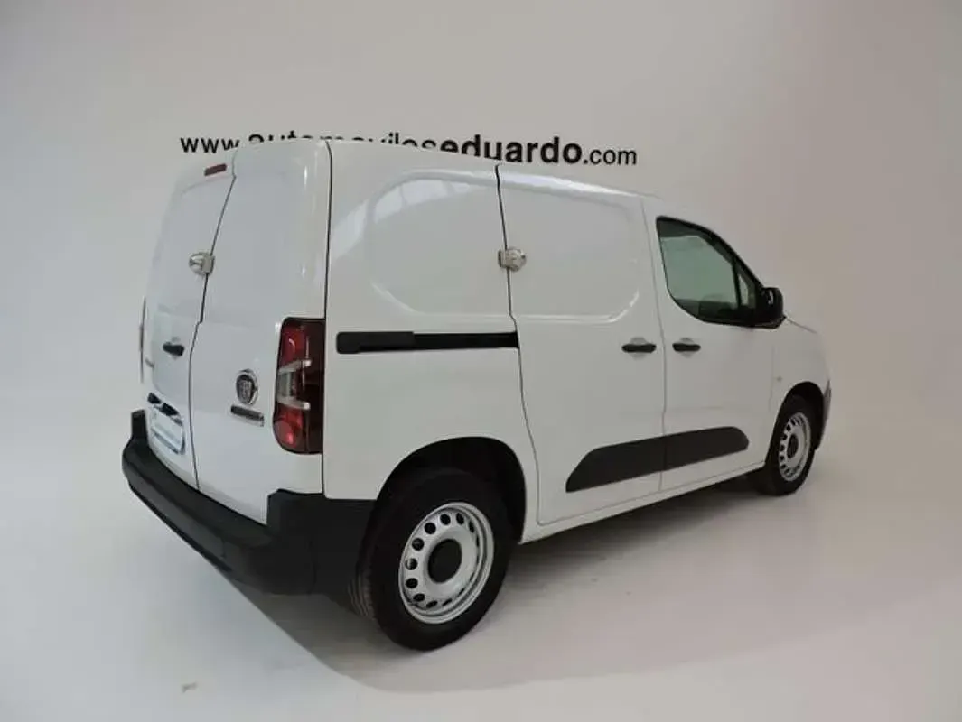 Usado Fiat Doblò 101 CV (74 kW) 2023 Blanco Monovolumen