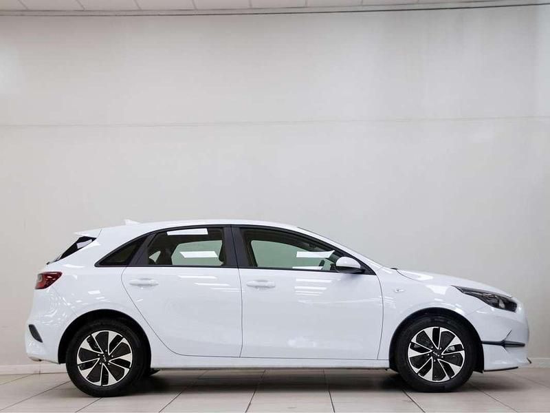 Käytetty Kia Ceed 101 HP (74 kW) 2025 Valkoinen Viistoperä