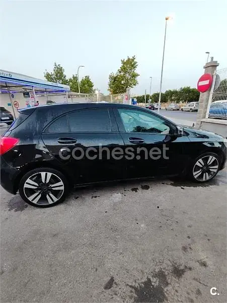 Usado Mercedes A180 Urban 109 CV (80 kW) 2013 Negro Utilitario