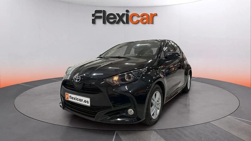 Usado Toyota Yaris Hybrid Active 116 CV (85 kW) 2021 Negro Berlina