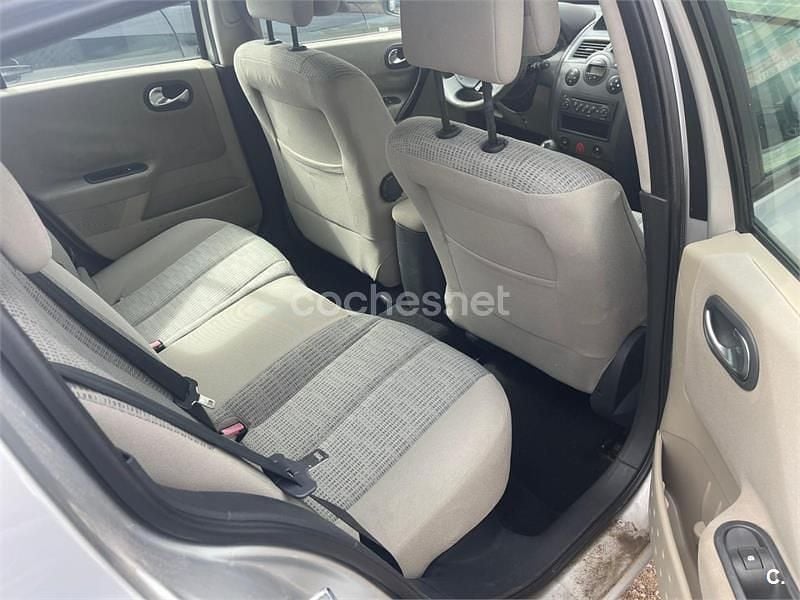 Usado Renault Mégane II Dynamique 130 CV (95 kW) 2007 Gris / plata Berlina