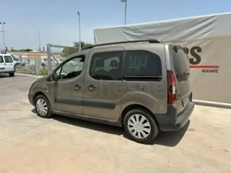 Usado Peugeot Partner Tepee Outdoor 100 CV (73 kW) 2015 Gris / plata Monovolumen