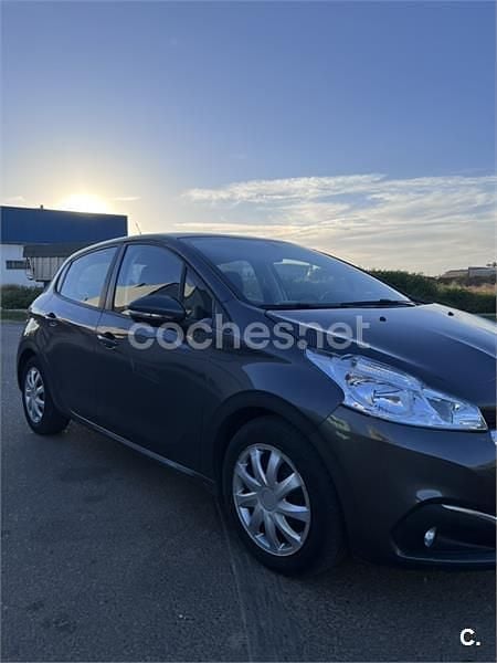 Usado Peugeot 208 Active 75 CV (55 kW) 2015 Gris / plata Utilitario