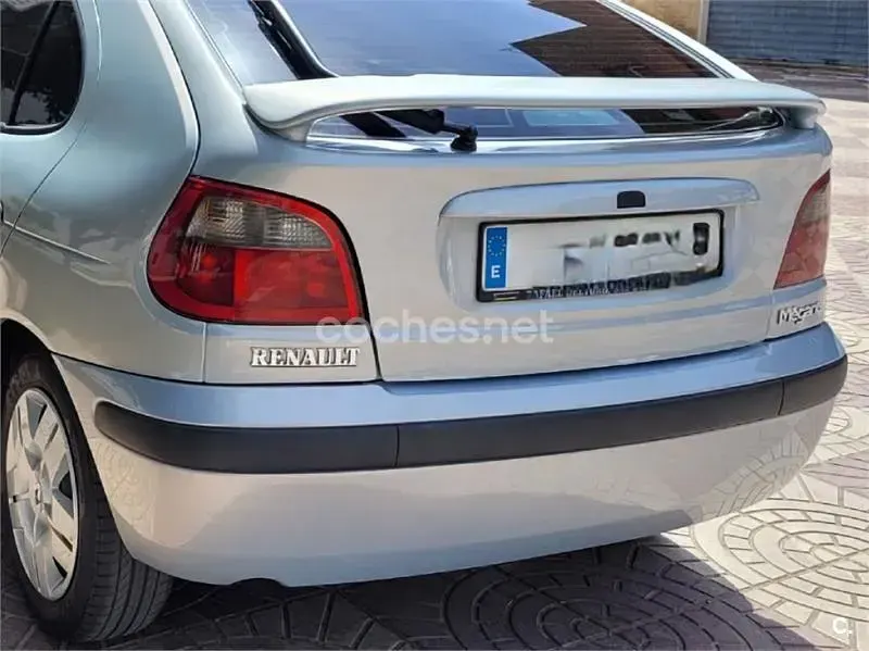 Usado Renault Mégane Expression 80 CV (58 kW) 2001 Gris / plata Berlina
