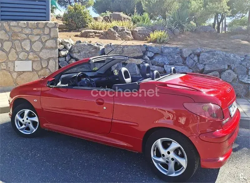 Usado Peugeot 206 CC 110 CV (80 kW) 2005 Rojo Descapotable