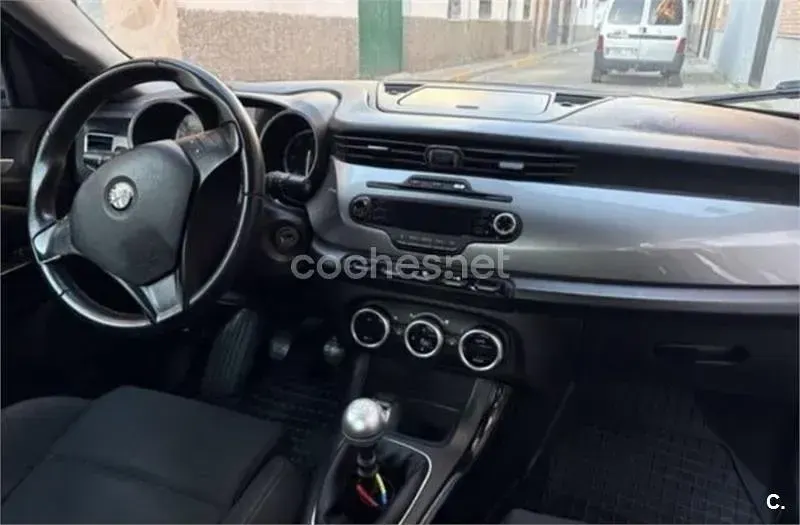 Usado Alfa Romeo Giulietta Distinctive 140 CV (102 kW) 2011 Gris / plata Utilitario