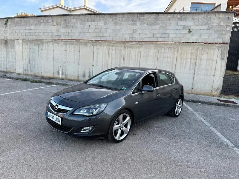 Usado Opel Astra Sportive 165 CV (121 kW) 2013 Gris / plata Berlina