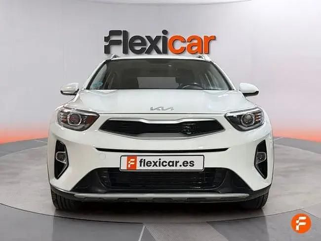 Usado Kia Stonic Plus 84 HP (61 kW) 2022 Branco SUV