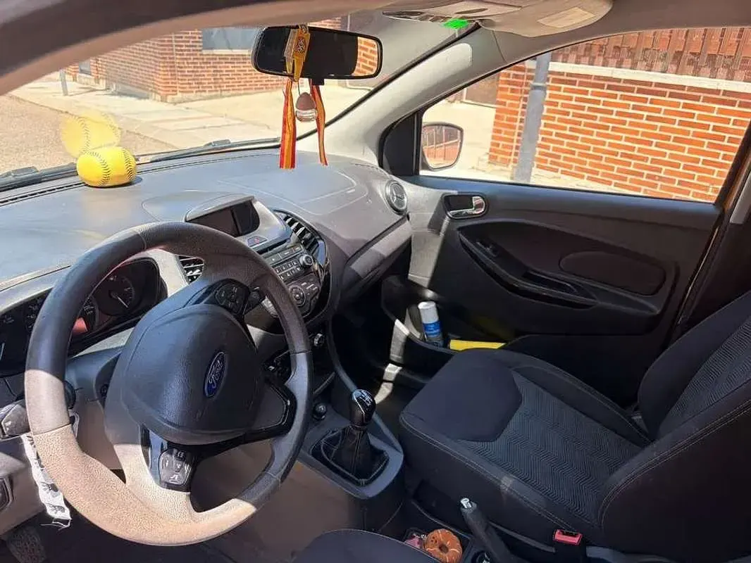 Usado Ford Ka Plus Ultimate 86 CV (63 kW) 2018 Naranja Utilitario