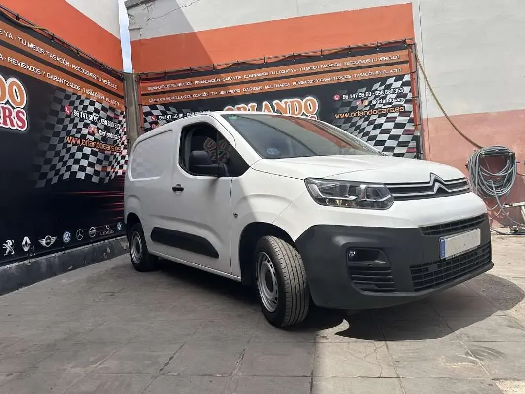Usado Citroën Berlingo Business Class 102 CV (75 kW) 2022 Blanco Monovolumen