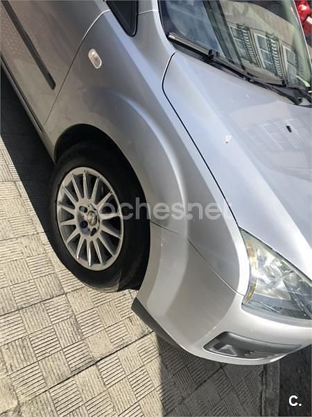 Usado Ford Focus Trend 100 CV (73 kW) 2005 Gris / plata Berlina