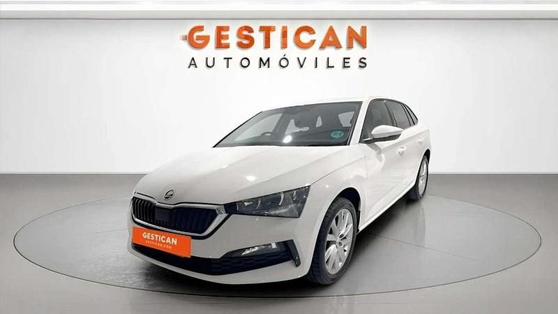 Usado Skoda Scala Ambition 110 CV (80 kW) 2022 Blanco Utilitario