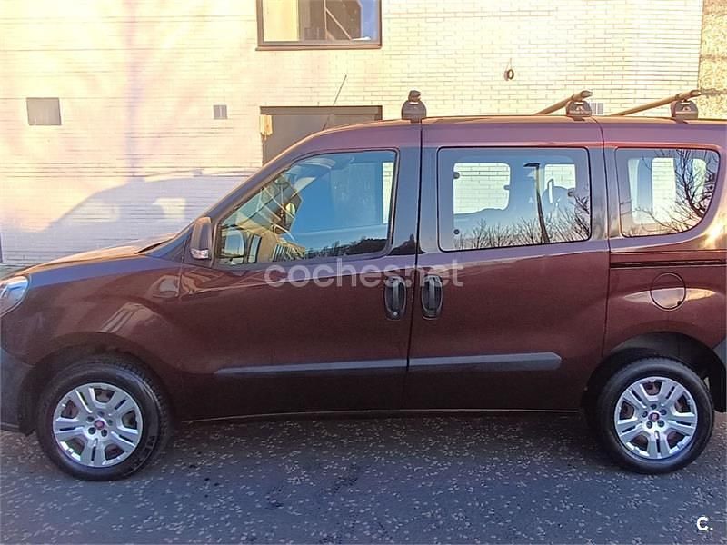 Usado Fiat Doblò Dynamic 90 CV (66 kW) 2016 Granate Monovolumen