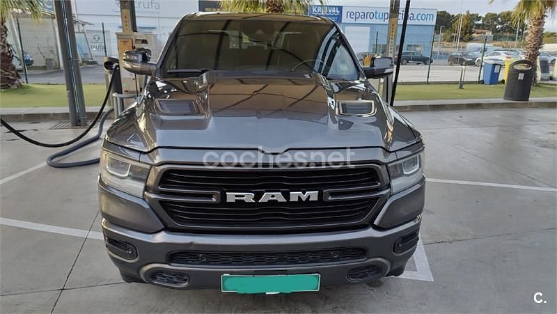 Usado RAM 1500 401 CV (294 kW) 2023 Gris / plata Pickup/Camioneta