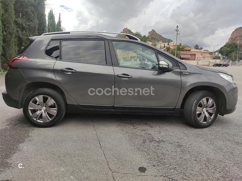 Usado Peugeot 2008 Style 100 CV (73 kW) 2017 Gris / plata SUV