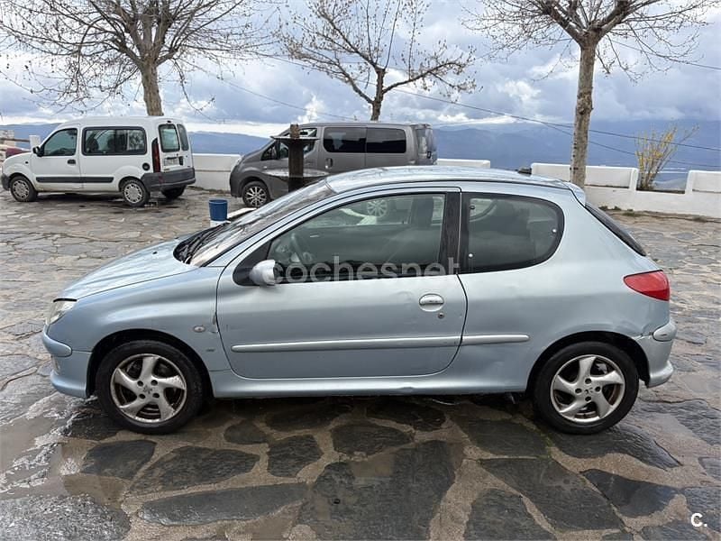 Usado Peugeot 206 110 CV (80 kW) 2002 Azul Berlina