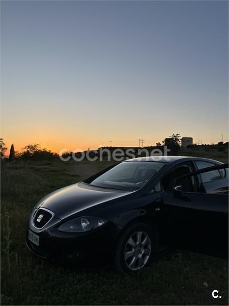 Usado Seat Leon Reference 105 CV (77 kW) 2008 Negro Utilitario