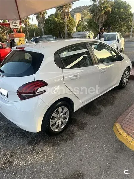 Usado Peugeot 208 Active 82 CV (60 kW) 2019 Blanco Utilitario