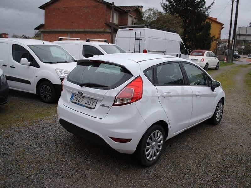 Usado Ford Fiesta Trend 75 CV (55 kW) 2015 Blanco Berlina