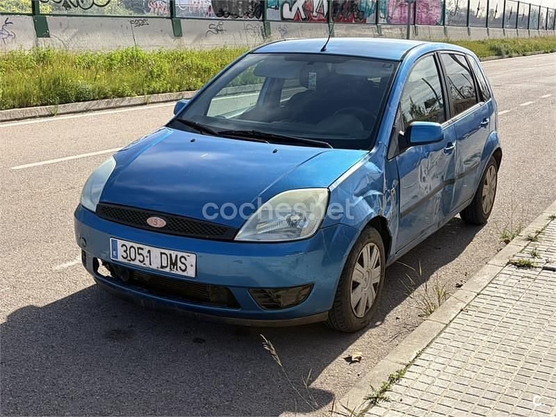 Usado Ford Fiesta Trend 80 CV (58 kW) 2005 Azul Utilitario