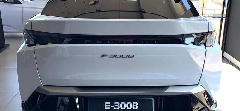 Usado Peugeot e-3008 GT 156 kW (213 CV) 2024 Blanco okenite SUV