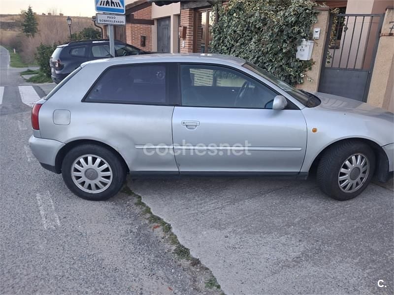 Usado Audi A3 Ambiente 110 CV (80 kW) 1999 Gris / plata Utilitario