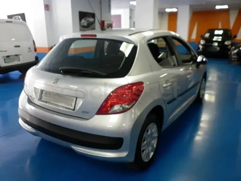Usado Peugeot 207 75 CV (55 kW) 2011 Gris / plata Berlina