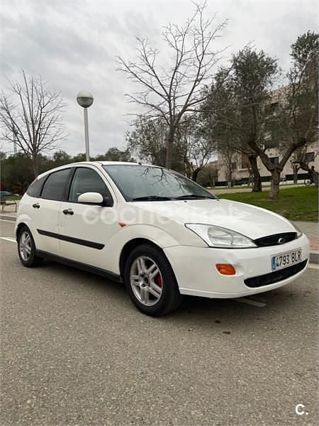 Usado Ford Focus Ambiente 100 CV (73 kW) 2001 Blanco Familiar