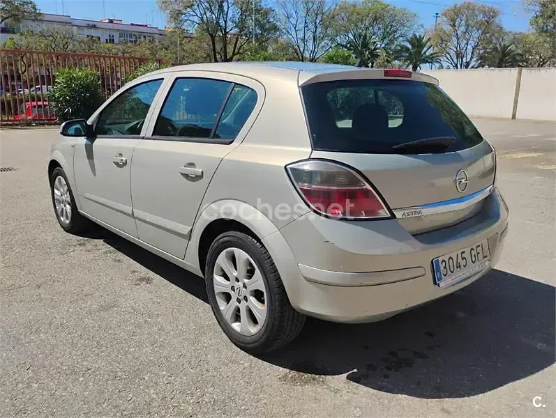 Usado Opel Astra Enjoy 115 CV (84 kW) 2008 Gris / plata Berlina