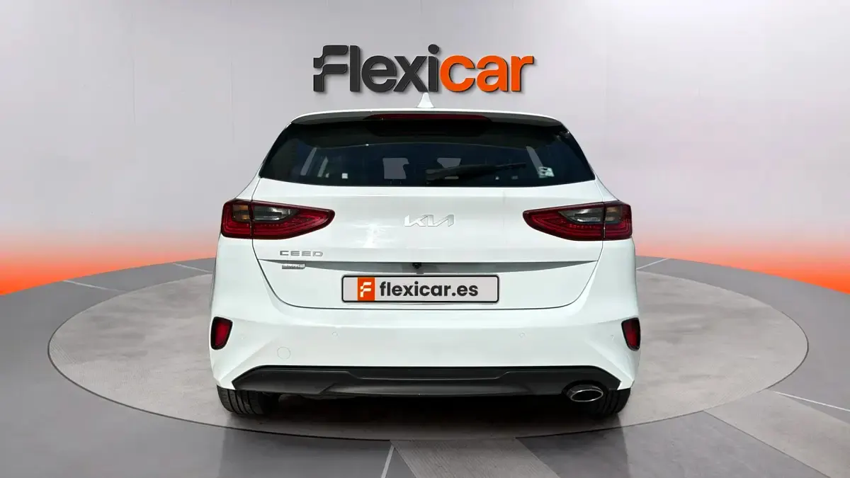 Usado Kia Ceed 136 CV (100 kW) 2023 Blanco Utilitario