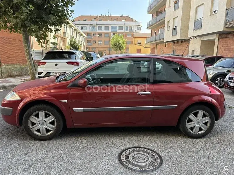 Usado Renault Mégane Privilege 100 CV (73 kW) 2004 Granate Berlina