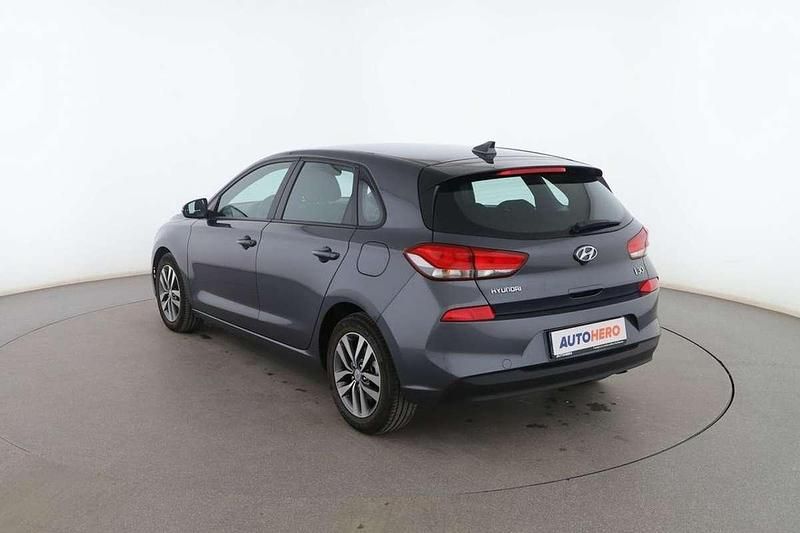 Usado Hyundai i30 121 CV (88 kW) 2019 Gris Berlina